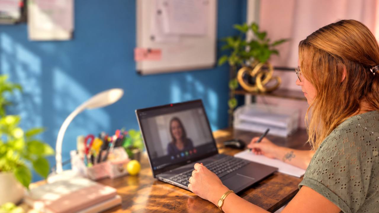 Miriam Krause bei einer Onlineberatung am Laptop