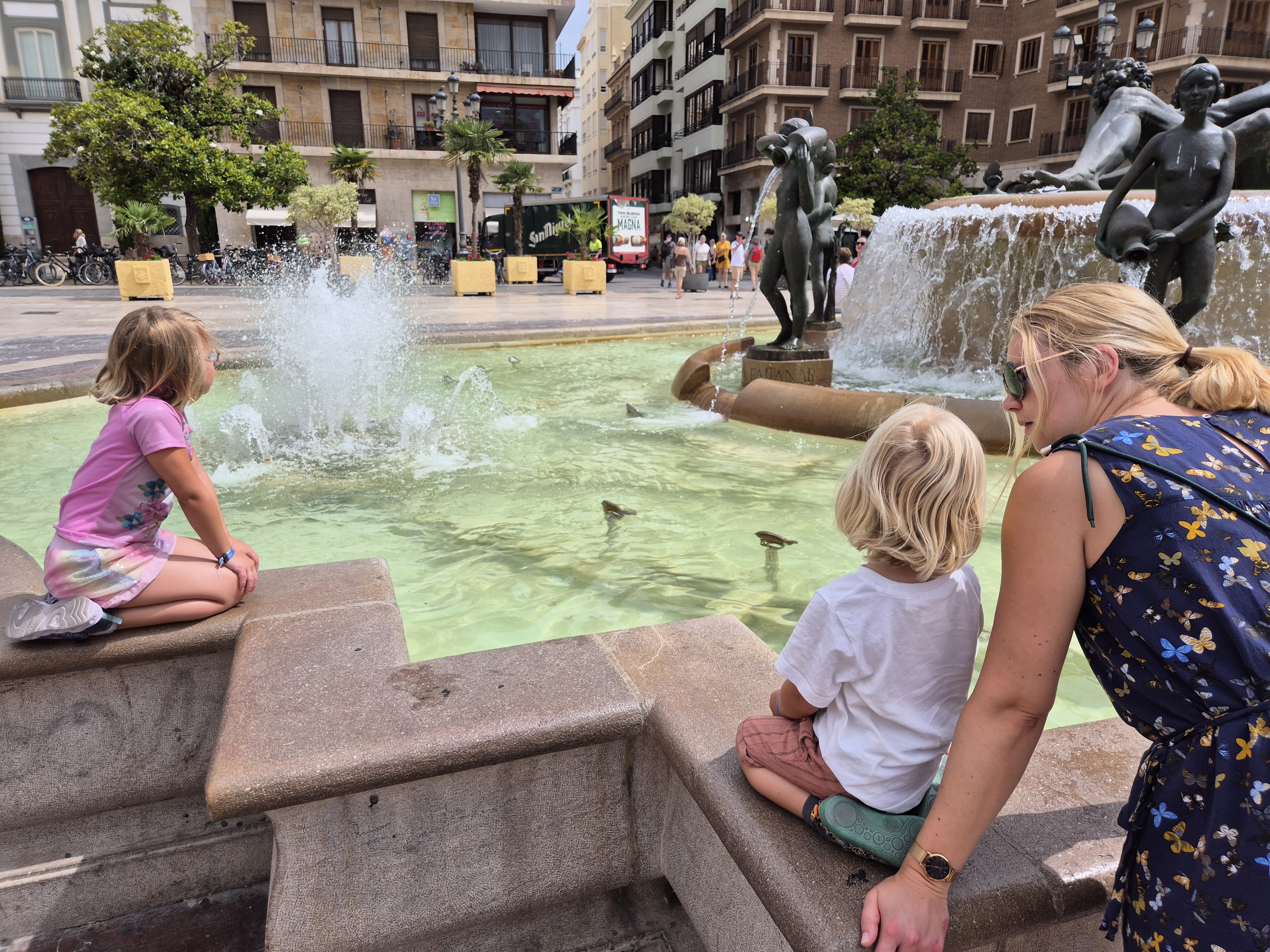 Miriam mit ihren Kindern am Brunnen
